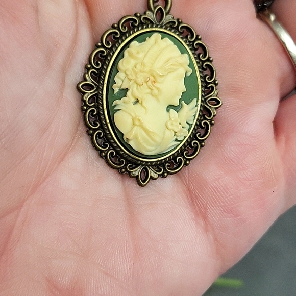 Beautiful hunter Green Cameo necklace with bronze backing and luxurious design - Picture 4 of 4